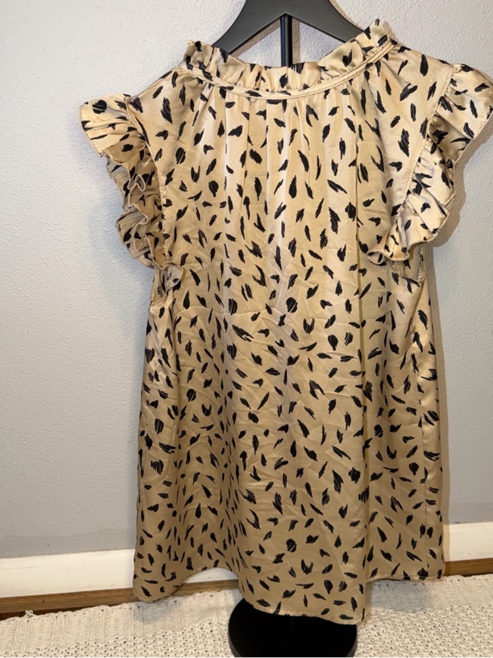 Lovely Melody Tan and Black Ruffle Sleeveless V-Neck Blouse Tie Front - Picture 5 of 5